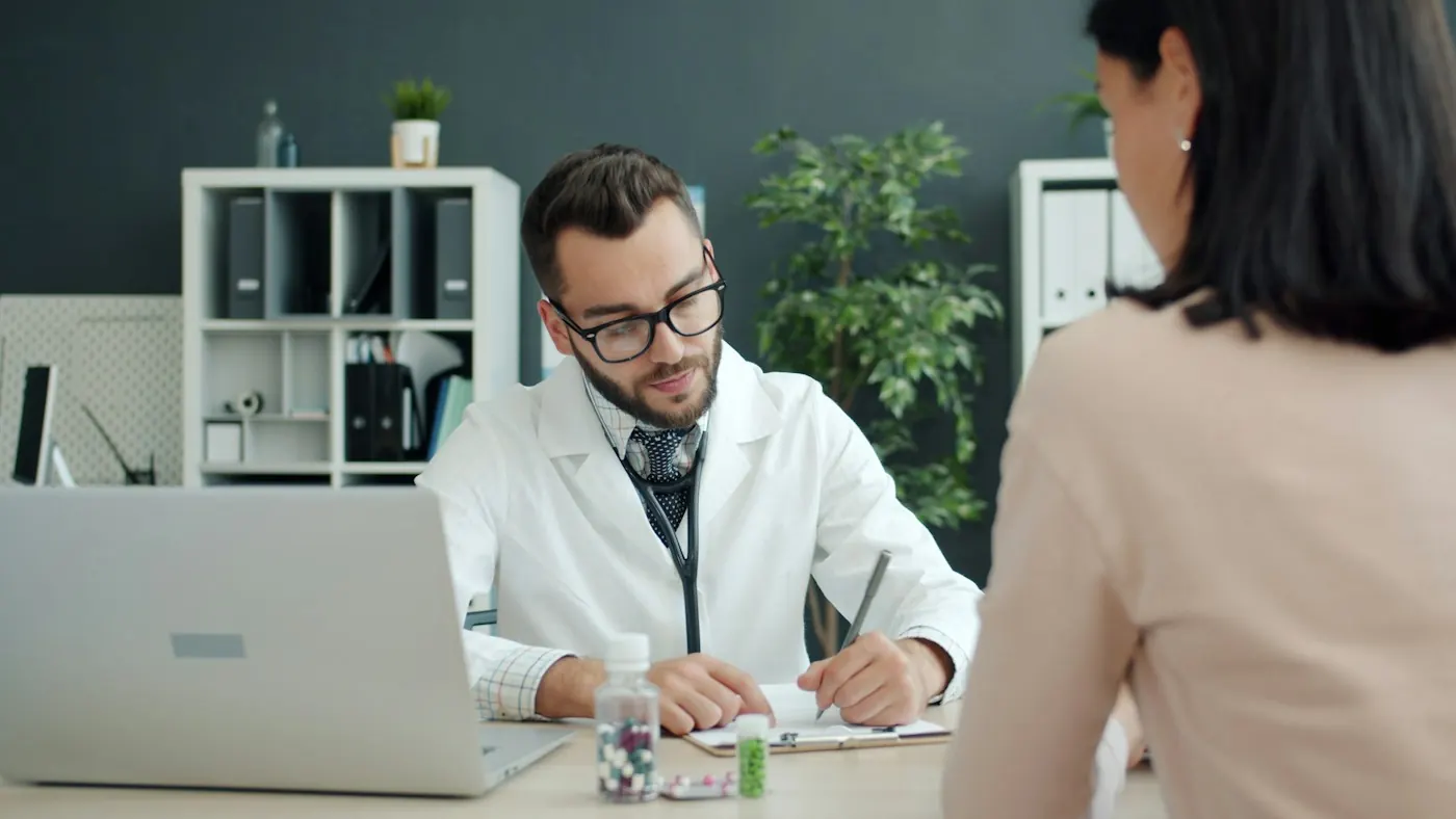 Médico registrando as condições de saúde da colaboradora no encerramento do contrato
