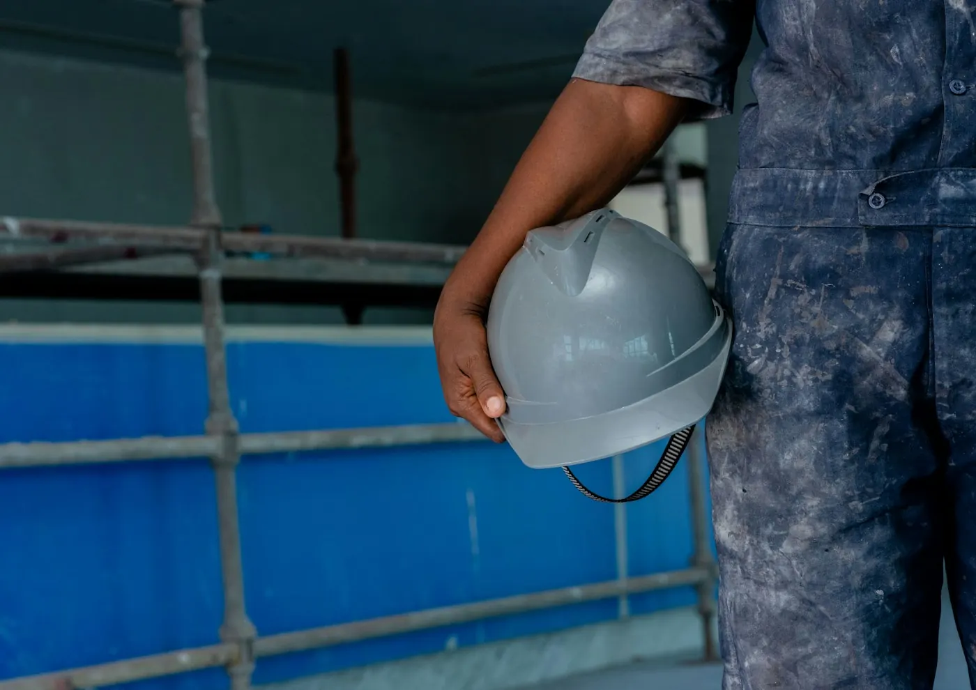 Colaborador de uniforme segurando o capacete antes de assumir uma nova função