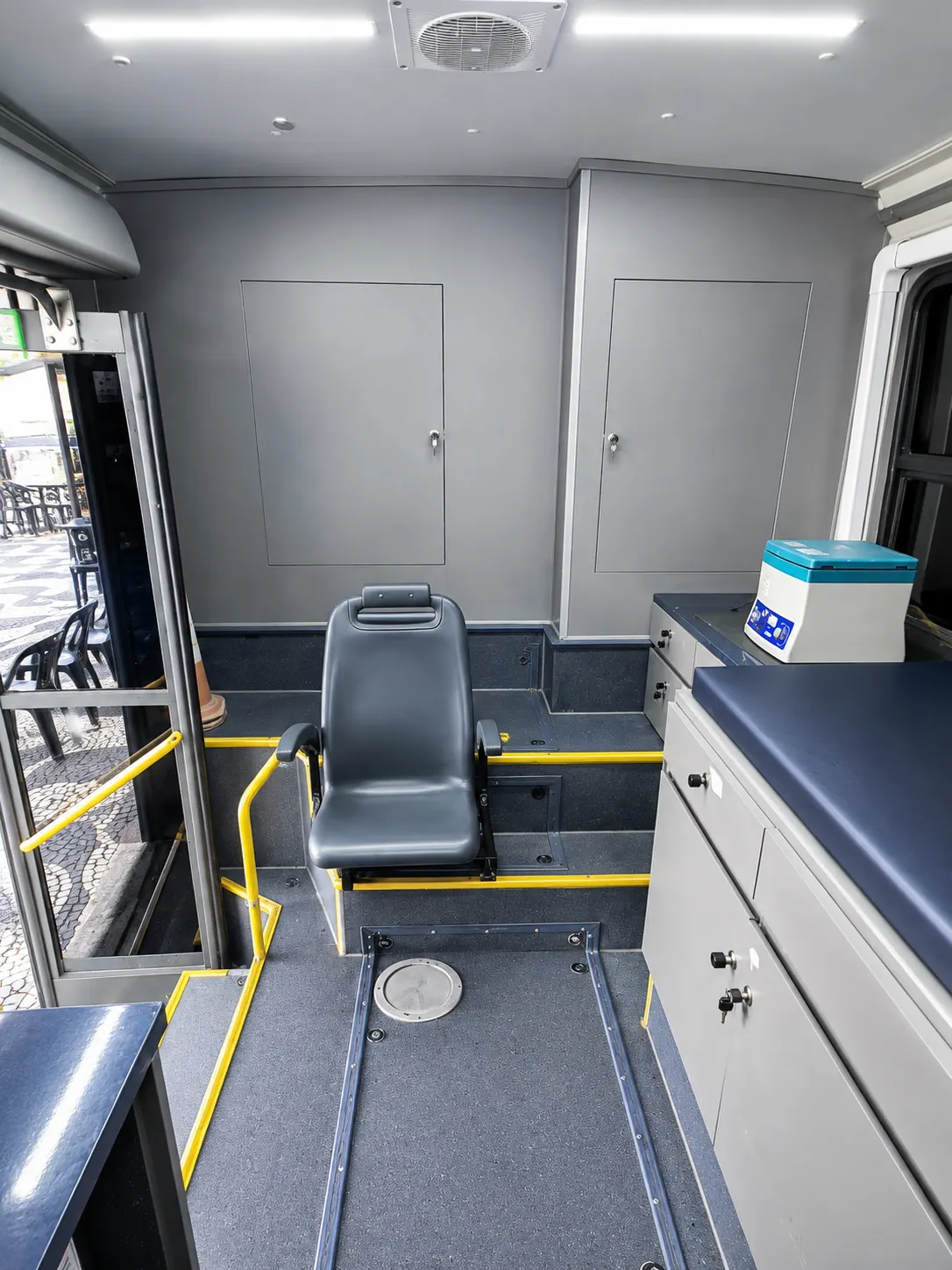 Poltrona de coleta e ar-condicionado do ônibus clínica