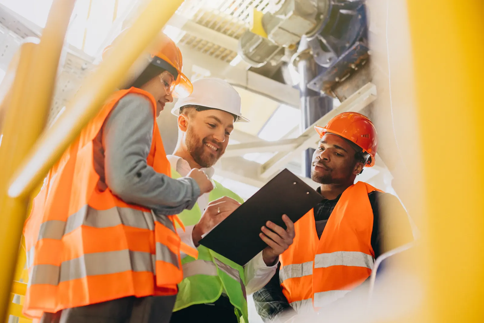 Equipe técnica avaliando as condições do ambiente de trabalho em uma planta industrial